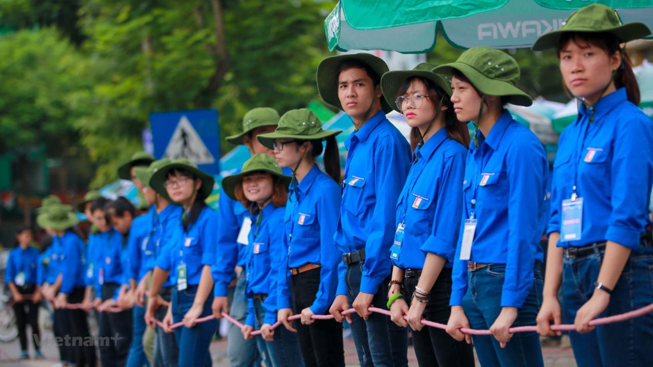 Ấn tượng hình ảnh sinh viên tình nguyện Thủ đô trong những ngày thi cử | Suy nghĩ về thế hệ trẻ tương lai của đất nước